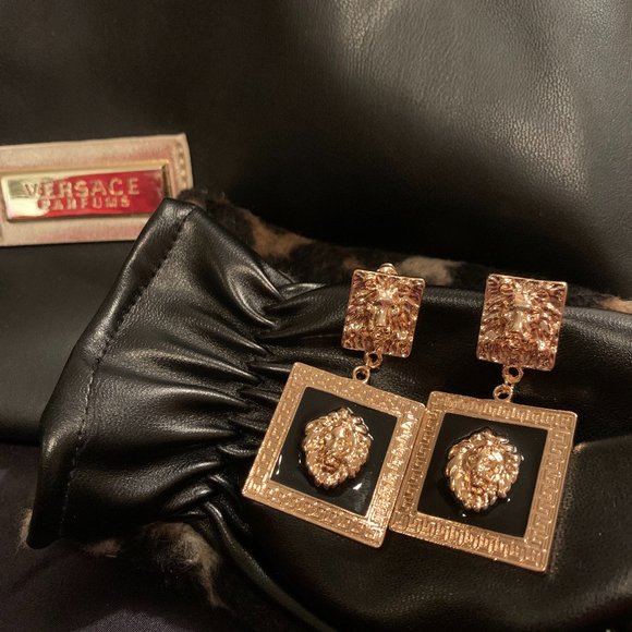 Gorgeous Baroque Lions Head Earrings in Black & Gold - Picture 1 of 5